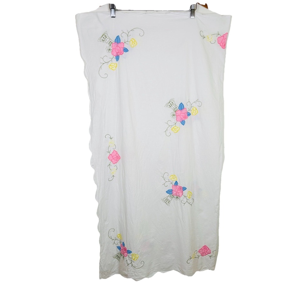 Vintage Linens Embroidered Square Flower Appliqué Tablecloth 46x46 Scalloped Hem
